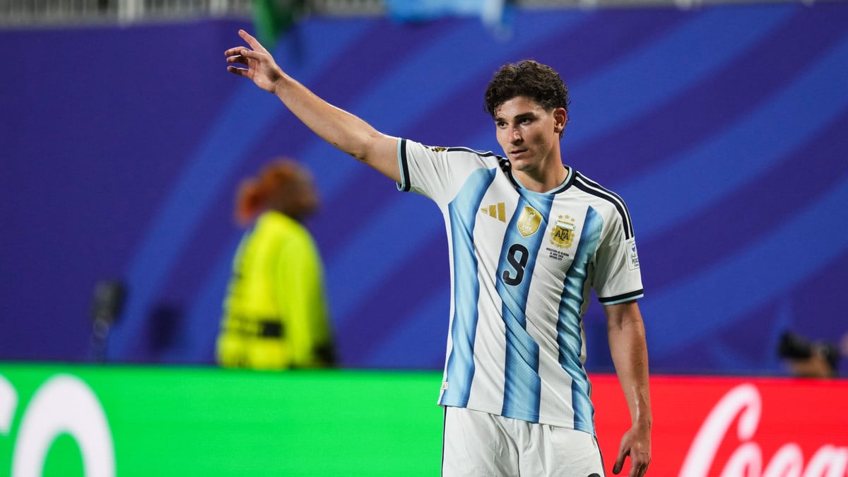 Transfert de julian alvarez : l&rsquo;atletico madrid contre-attaque face au barça