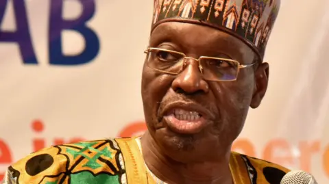 Issa Tchiroma Bakary dénonce une dilapidation colossale des richesses du Cameroun