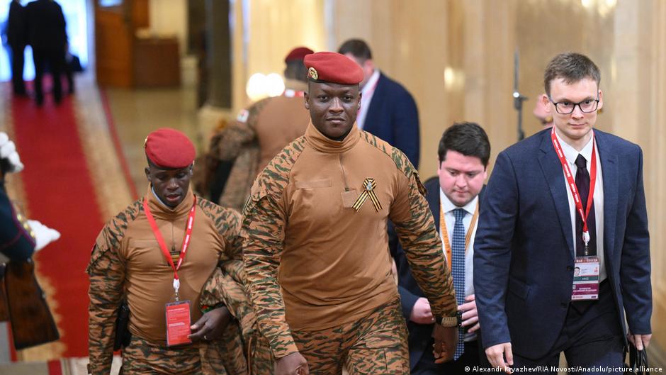 Révolution populaire au Burkina Faso : une transition durable ou un mirage politique ?