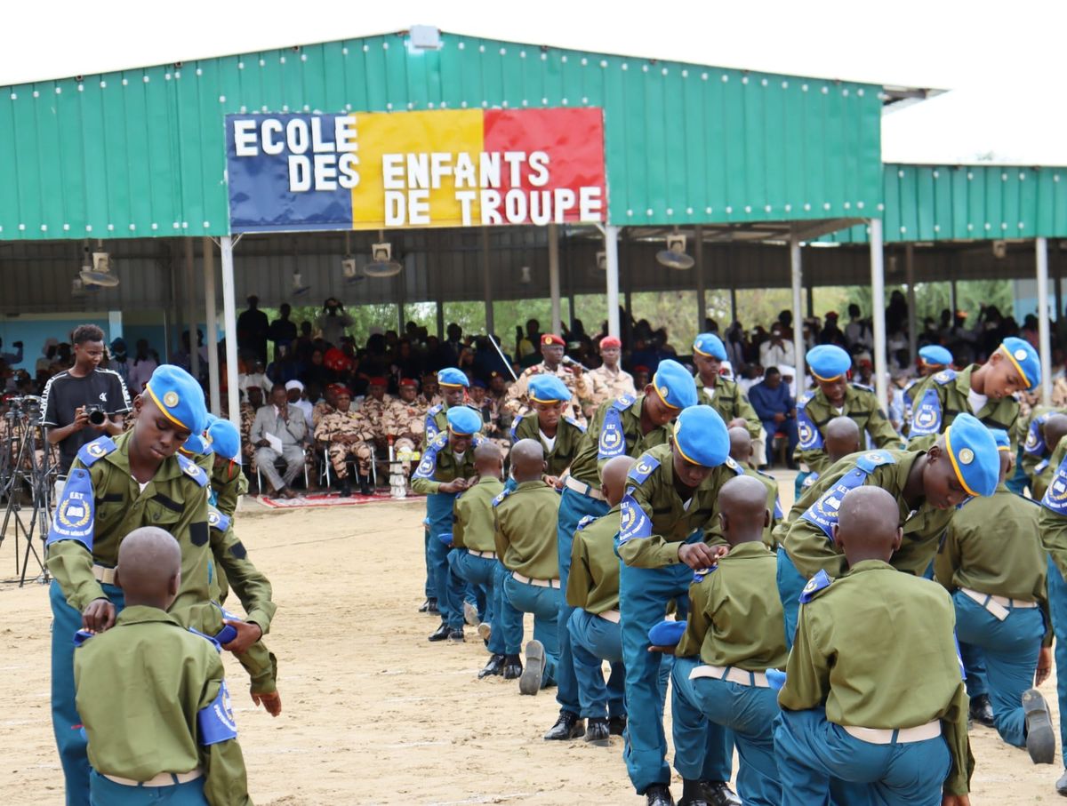 Cérémonie de remise des insignes aux nouveaux enfants de troupe du GEMIA au Tchad