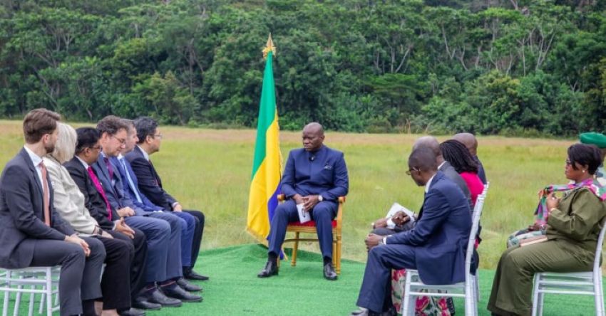 Diplomates réunis autour du président gabonais lors du lancement des travaux de Kobe-Kobe