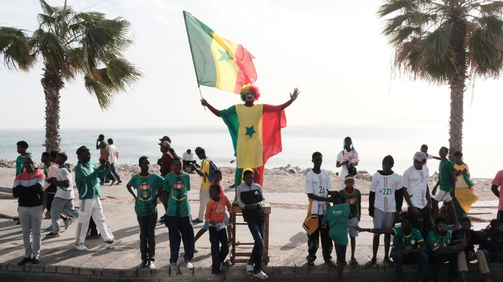 Supporters sénégalais lors d'un défilé dans les rues de Dakar en janvier 2026, illustration de l'engouement sportif