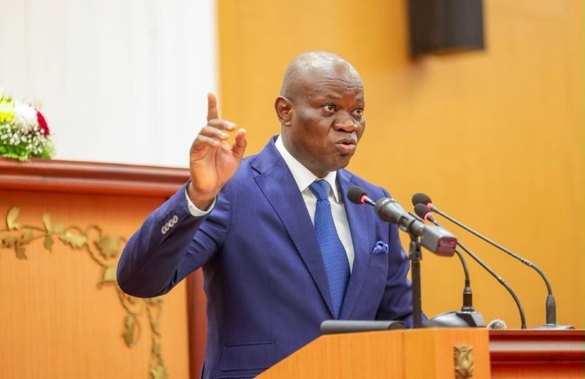 Le président gabonais Brice Clotaire Oligui Nguema s'exprimant devant le Parlement