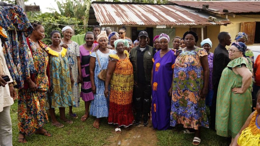 La ministre du Tourisme durable et de l’Artisanat, Pr. Marcelle Ibinga épouse Itsitsa, entourée de femmes locales dans la province du Woleu-Ntem