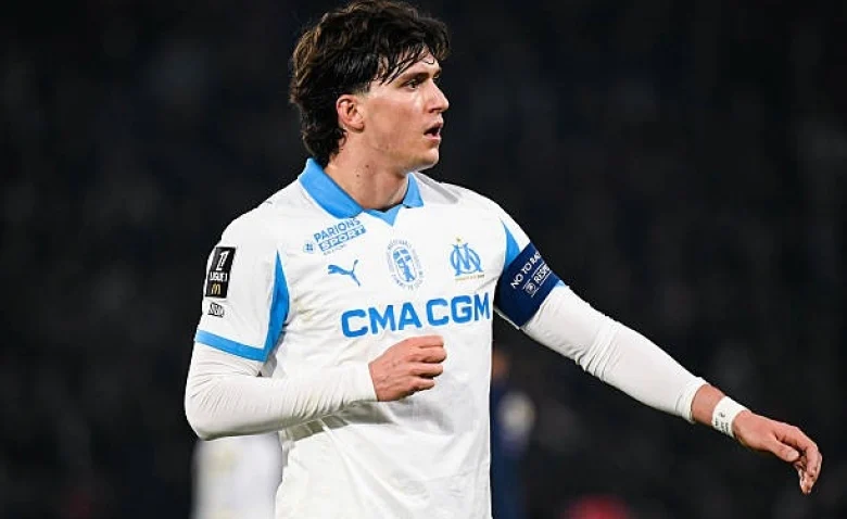 Illustration : OM, Leonardo Balerdi et un contrat déchiré symbolisant le transfert raté