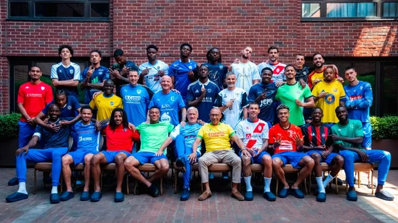 Entraîneur de Manchester City regardant des joueurs lors d’un entraînement