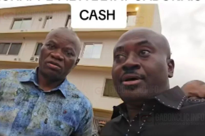 Le président gabonais Oligui Nguema lors d’un échange informel avec le journaliste Chamberland Moukouama
