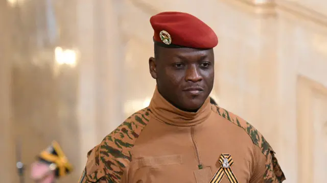 Le capitaine Ibrahim Traoré, chef de la junte militaire au Burkina Faso, en tenue militaire avec un béret rouge