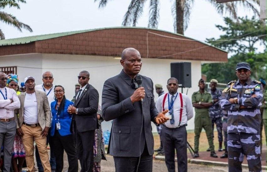 Le président gabonais échange avec des agents de la SEEG
