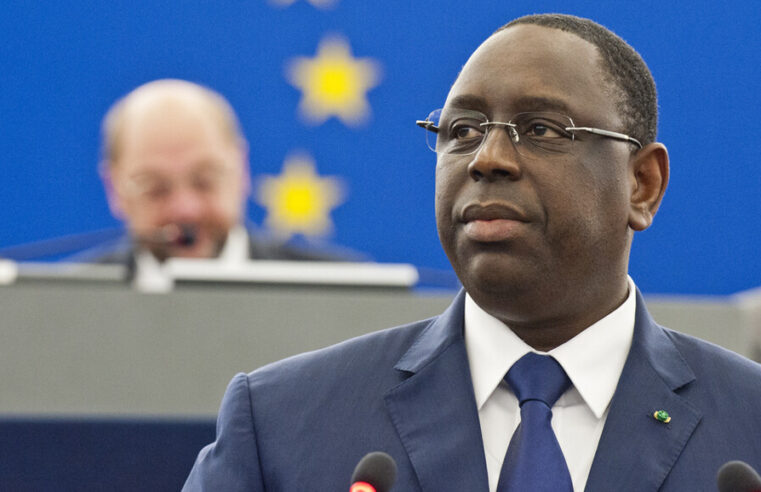 Retour controversé de Macky Sall à Dakar : la polémique enfle au Sénégal