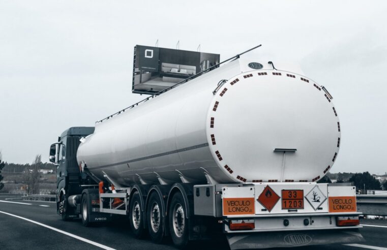 Mali : un convoi de 950 camions-citernes apporte un soulagement à Bamako