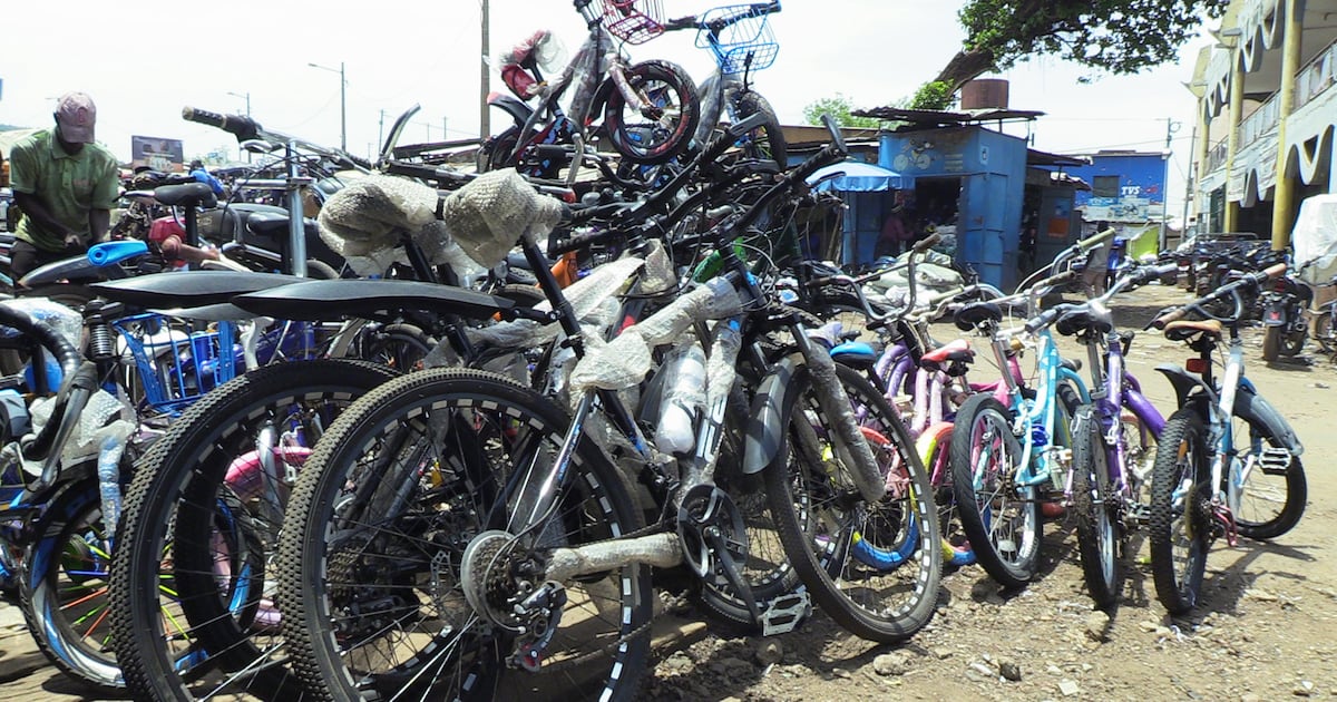 Bamako: le marché de Médine, là où tout se fabrique et tout se vend
