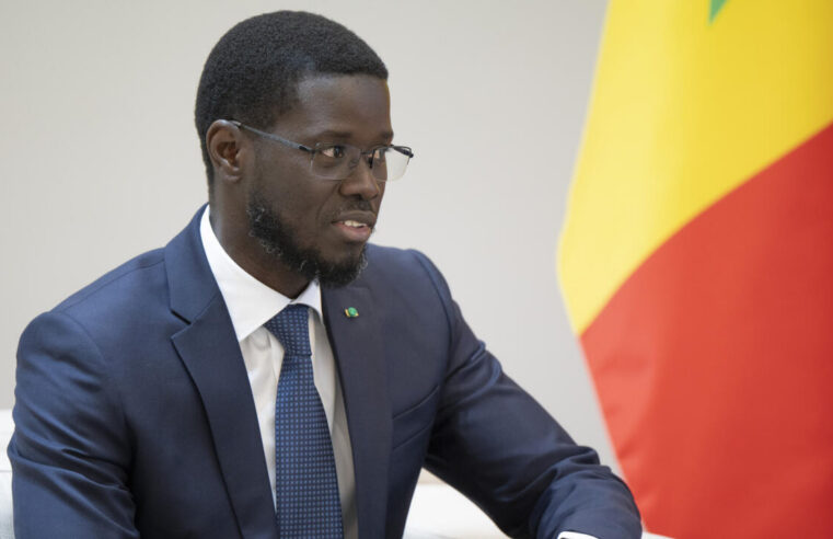 Sénégal : le président Bassirou Diomaye Faye lance son parti, quels enjeux politiques ?