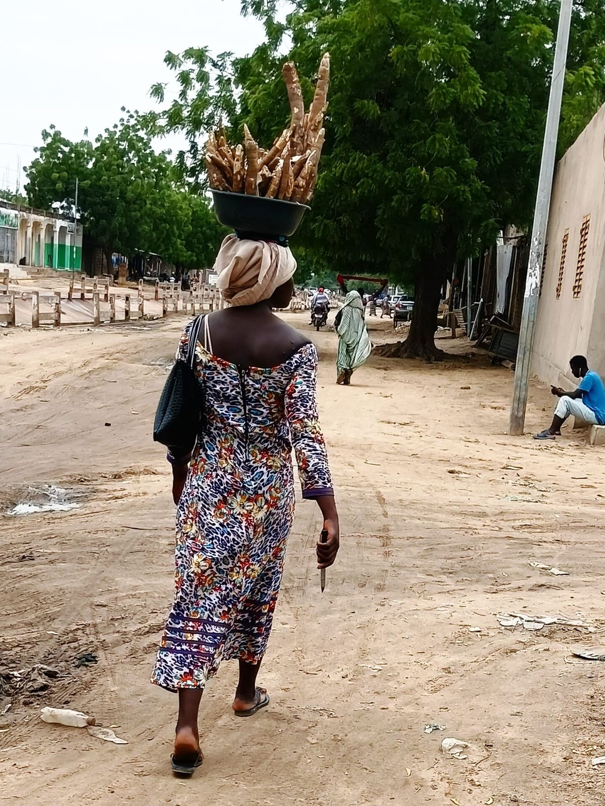 Jeune vendeuse de manioc dans les rues de N'Djamena