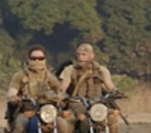 Deux mercenaires du groupe Wagner en moto dans une province