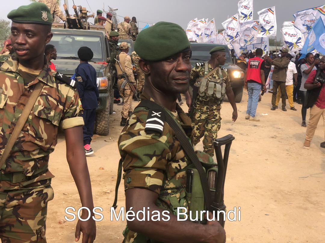 Deux militaires burundais lors d’une opération de sécurisation dans le Sud-Kivu