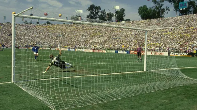 Roberto Baggio, l'Italien, envoie son penalty au-dessus de la barre transversale, offrant la victoire au Brésil en finale de la Coupe du monde 1994.
