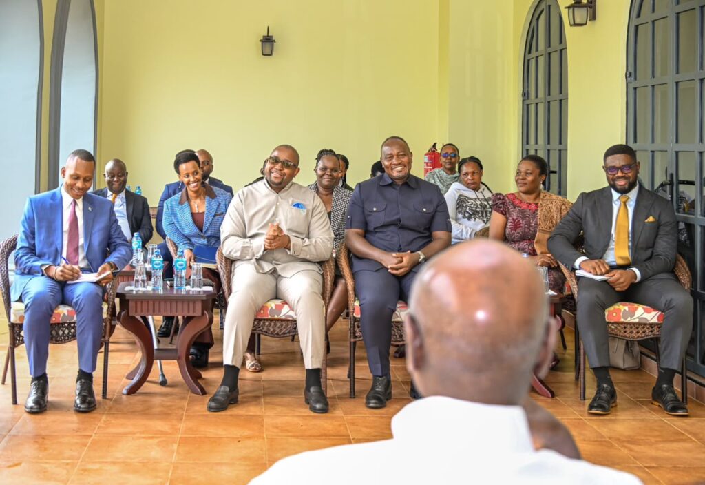 Rencontre entre Yoweri Museveni et Floribert Anzuluni Isiloketshi à Kisozi