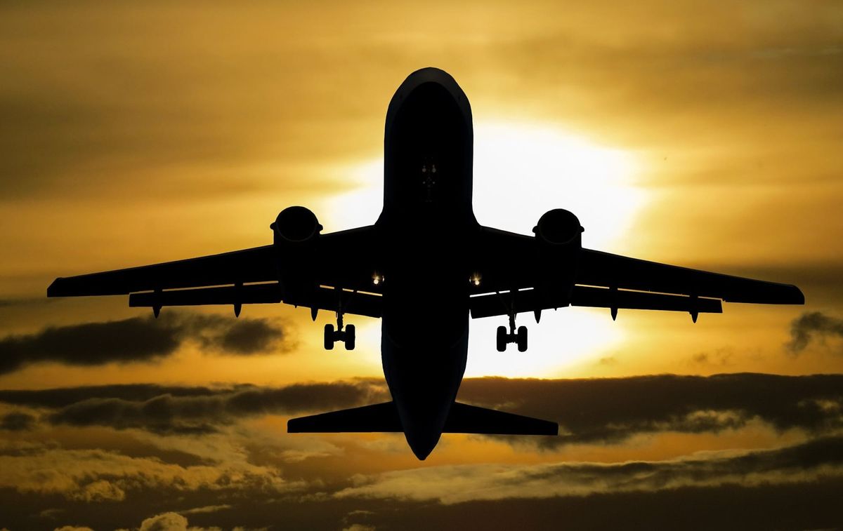 Avion survolant une piste d'aéroport entre le Tchad et la Libye