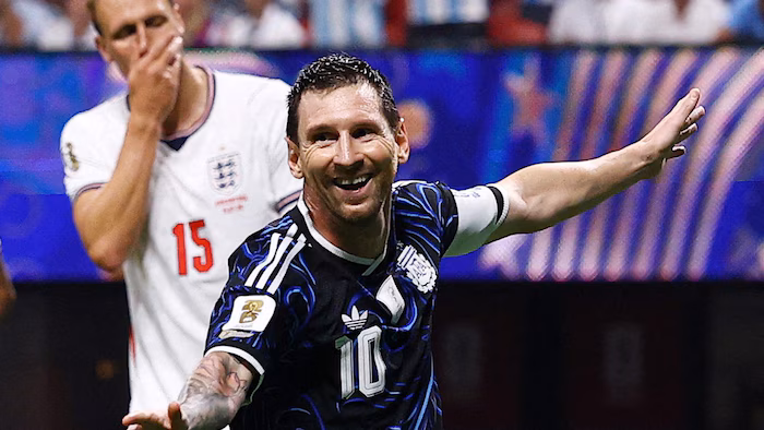 Lionel Messi, capitaine argentin, souriant lors d'une célébration