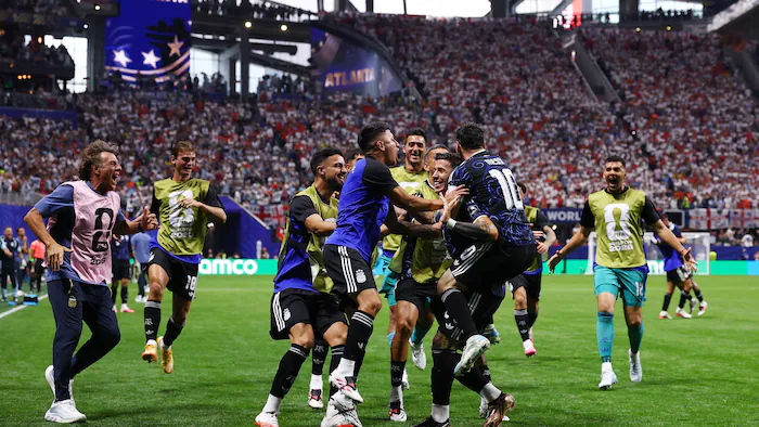 Joueurs de soccer argentins célébant une victoire en fin de match