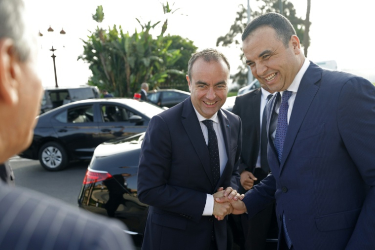 Sébastien Lecornu et Mustapha Baitas échangeant une poignée de main