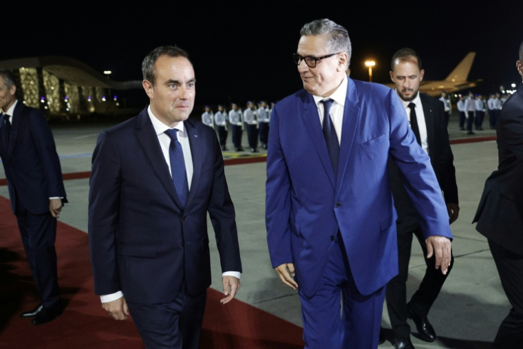 Le Premier ministre français Sébastien Lecornu accueilli par son homologue marocain Aziz Akhannouch
