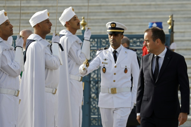 Sébastien Lecornu lors d'un dépôt de gerbes au Mausolée royal