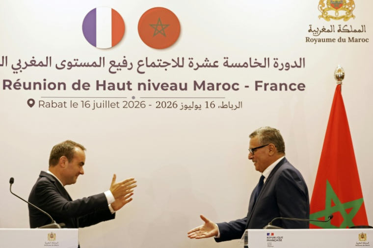 Le Premier ministre français Sébastien Lecornu (à gauche) et son homologue marocain Aziz Akhannouch lors d'une conférence de presse
