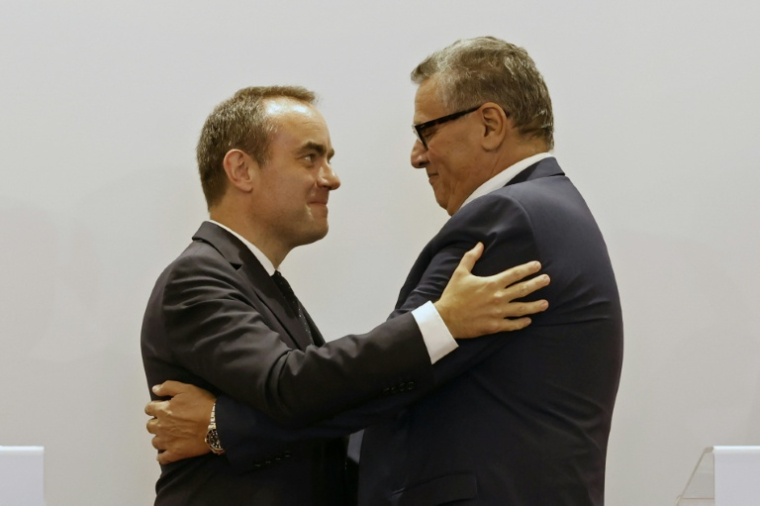 Sébastien Lecornu et Aziz Akhannouch échangent une poignée de main chaleureuse après leur rencontre