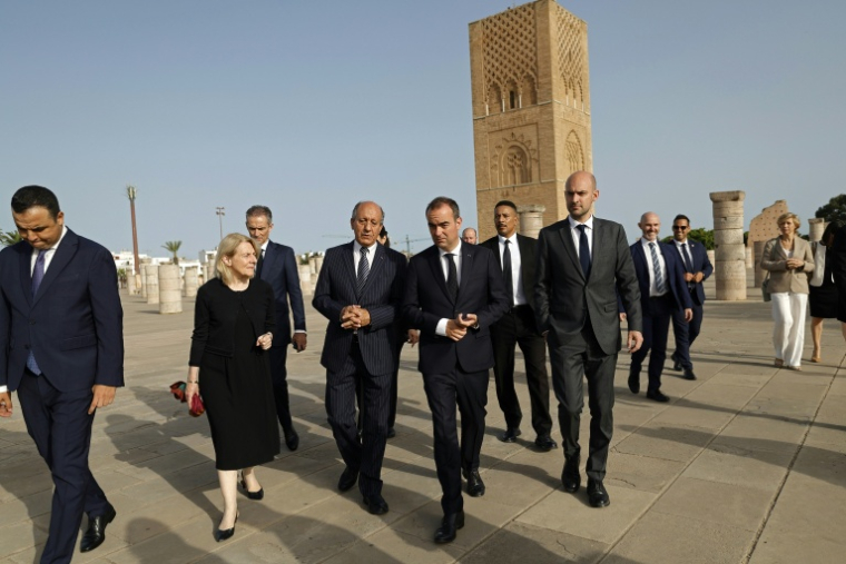 Sébastien Lecornu et sa délégation lors d’une cérémonie au Mausolée royal de Rabat