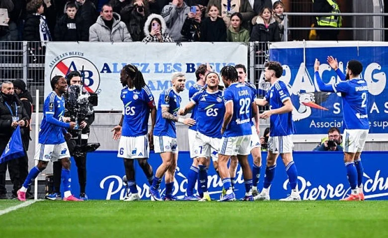 Illustration : un contrat de football déchiré symbolisant l'échec d'un transfert à Strasbourg