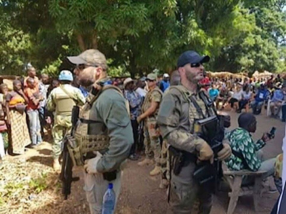 Portrait flou d'un homme en situation précaire, symbole de la précarité des lanceurs d'alerte