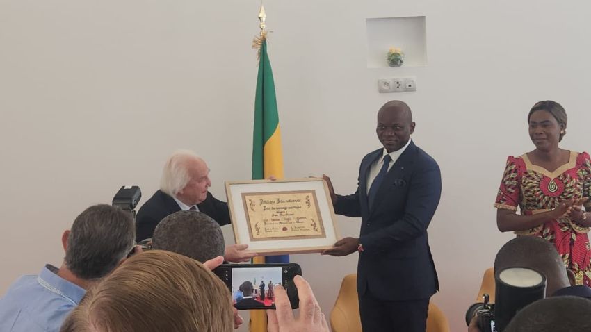 Portrait officiel du président gabonais Brice Clotaire Oligui Nguema
