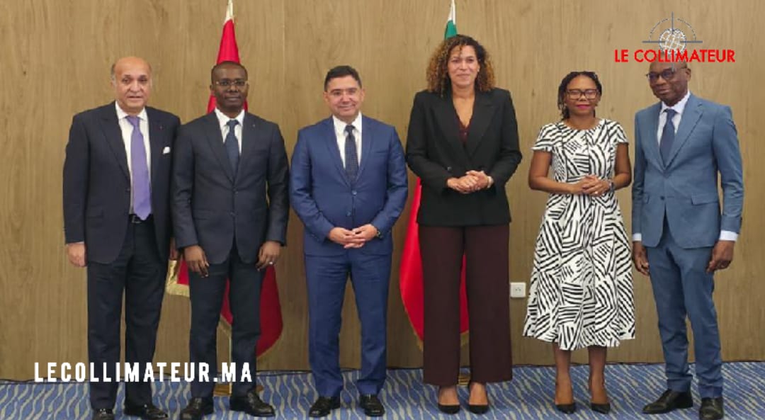 Signature de documents lors des entretiens maroco-béninois