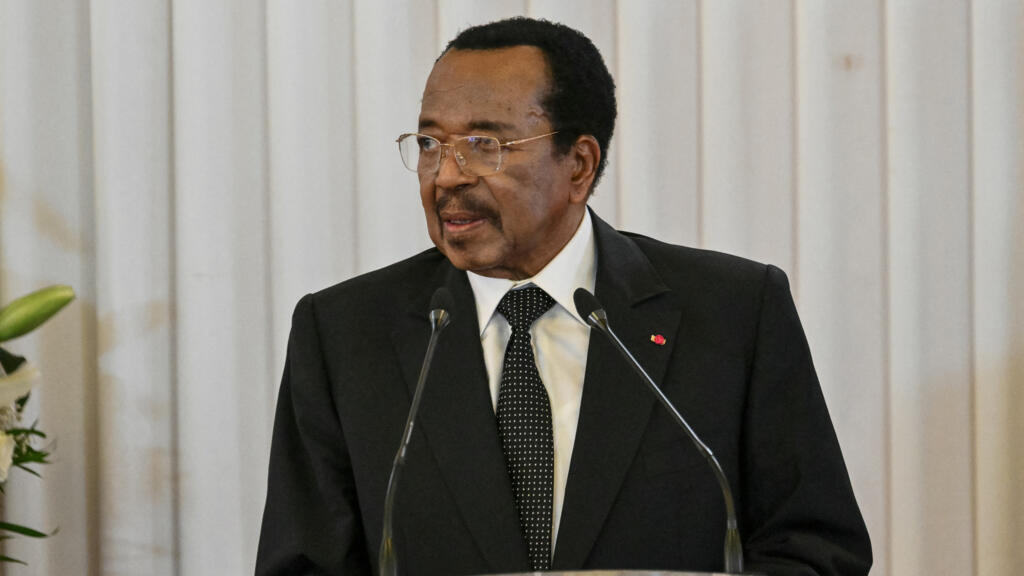 Le président camerounais Paul Biya s'exprime lors d'une rencontre avec le pape Léon XIV au palais présidentiel de Yaoundé, le 15 avril 2026.