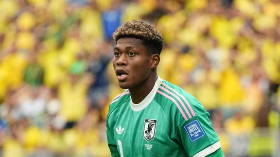 Zion Suzuki, gardien japonais, en action lors d'un match