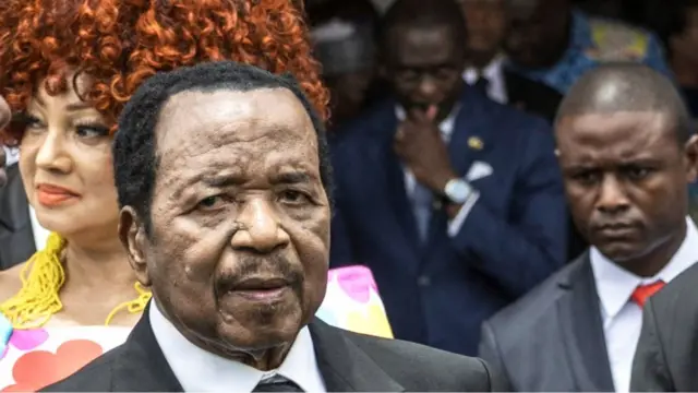 Paul Biya lors de sa dernière visite officielle au Cameroun en avril 2026, entouré de hauts responsables dont son épouse Chantal Biya