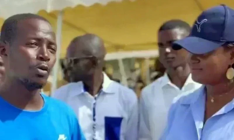Abdou Lô, frère du Premier ministre Al Aminou Lô, devant sa carte de membre du PASTEF
