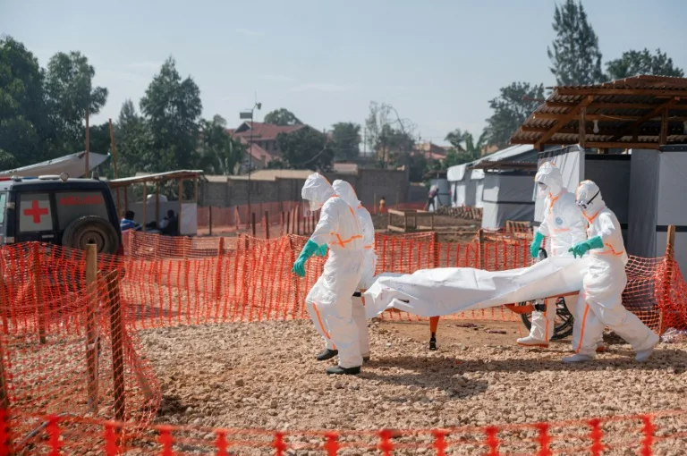 Professionnels de santé en combinaison de protection contre Ebola en RDC