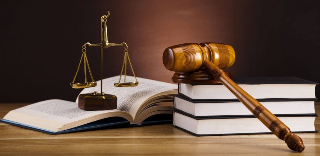 Gavel et code juridique illustrant la justice