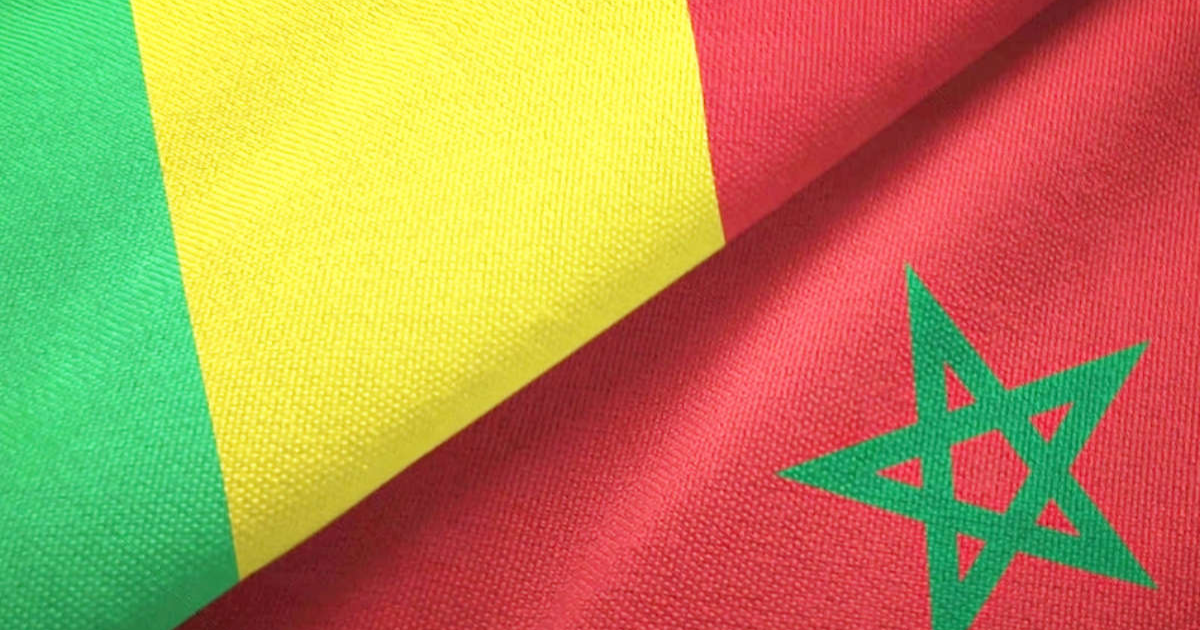 Drapeaux du Mali et du Maroc illustrant la coopération diplomatique