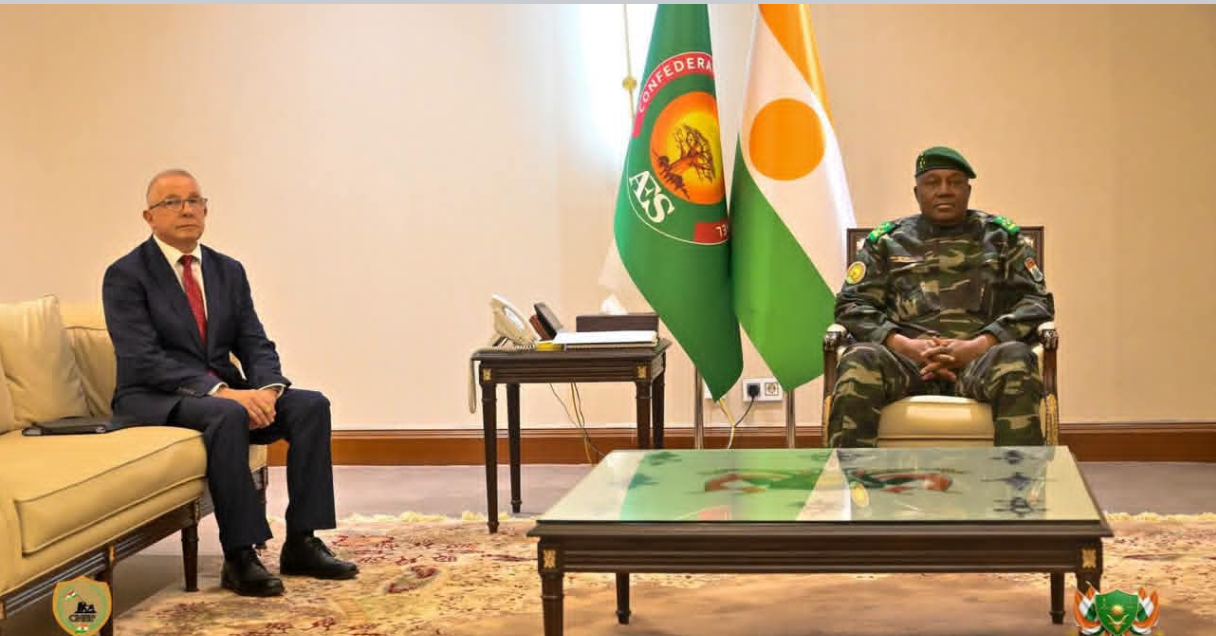 Niger : à Niamey, l&rsquo;eau des Russes jetée à terre devient le symbole d&rsquo;une rupture