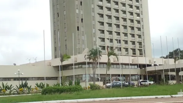 Vue aérienne de l'Hôtel Président de Yamoussoukro, symbole de l'ambition énergétique ivoirienne